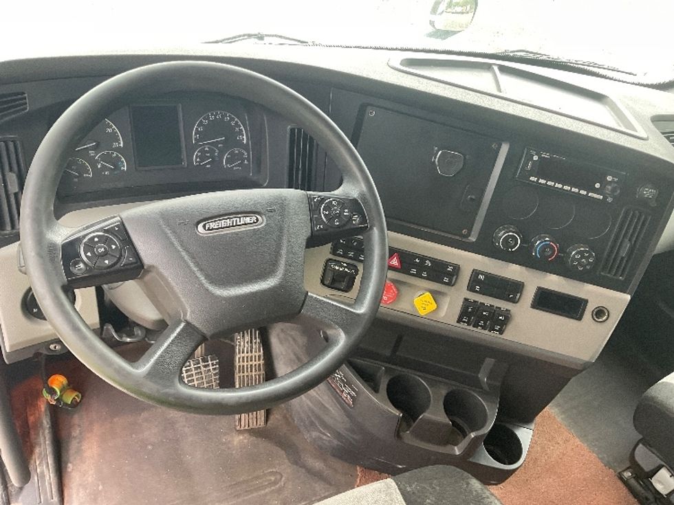 Sleeper Tractor-Heavy Duty Tractors-Freightliner-2019-T12664ST-Akron-OH-596,825\n\t\tmiles-$ 55,250 - Image 10
