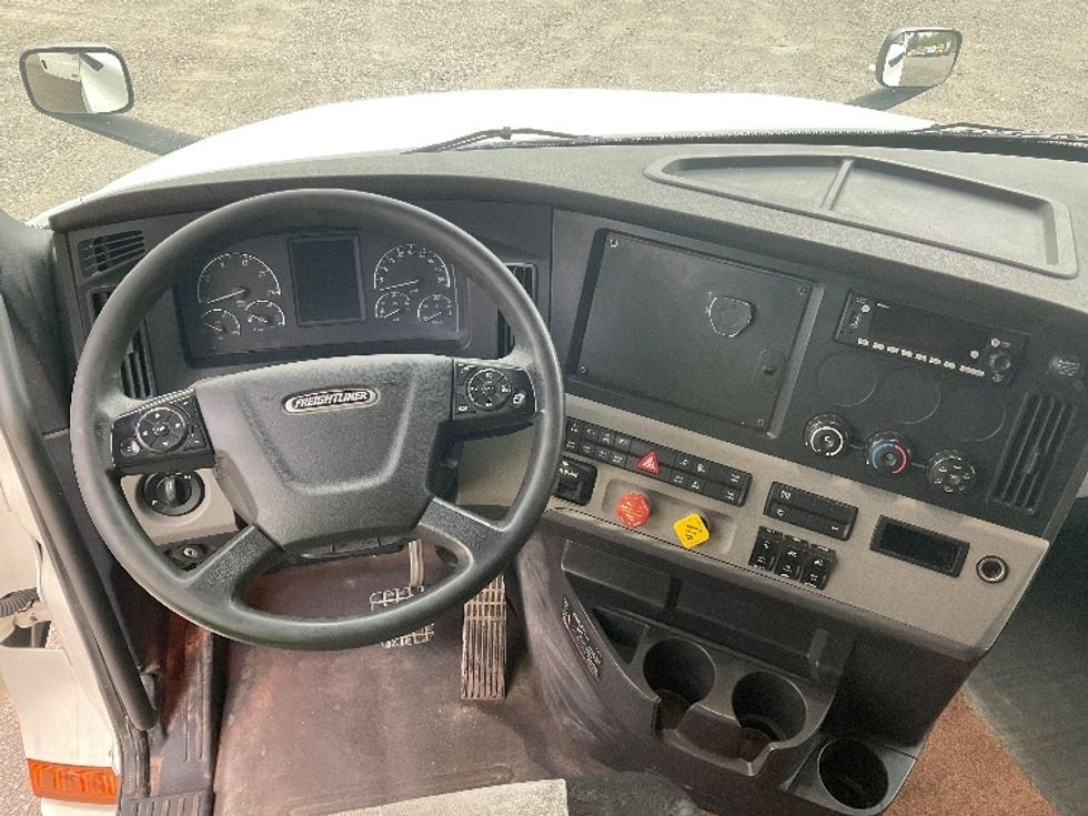 Sleeper Tractor-Heavy Duty Tractors-Freightliner-2019-T12664ST-Akron-OH-596,825\n\t\tmiles-$ 55,250 - Image 11