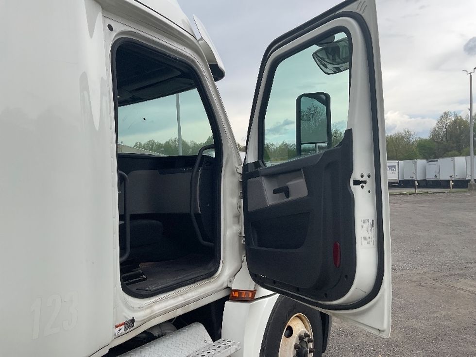 Sleeper Tractor-Heavy Duty Tractors-Freightliner-2019-T12664ST-Akron-OH-596,825\n\t\tmiles-$ 55,250 - Image 13