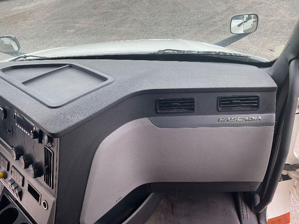 Sleeper Tractor-Heavy Duty Tractors-Freightliner-2019-T12664ST-Akron-OH-596,825\n\t\tmiles-$ 55,250 - Image 14