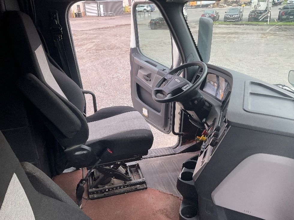 Sleeper Tractor-Heavy Duty Tractors-Freightliner-2019-T12664ST-Akron-OH-596,825\n\t\tmiles-$ 55,250 - Image 15
