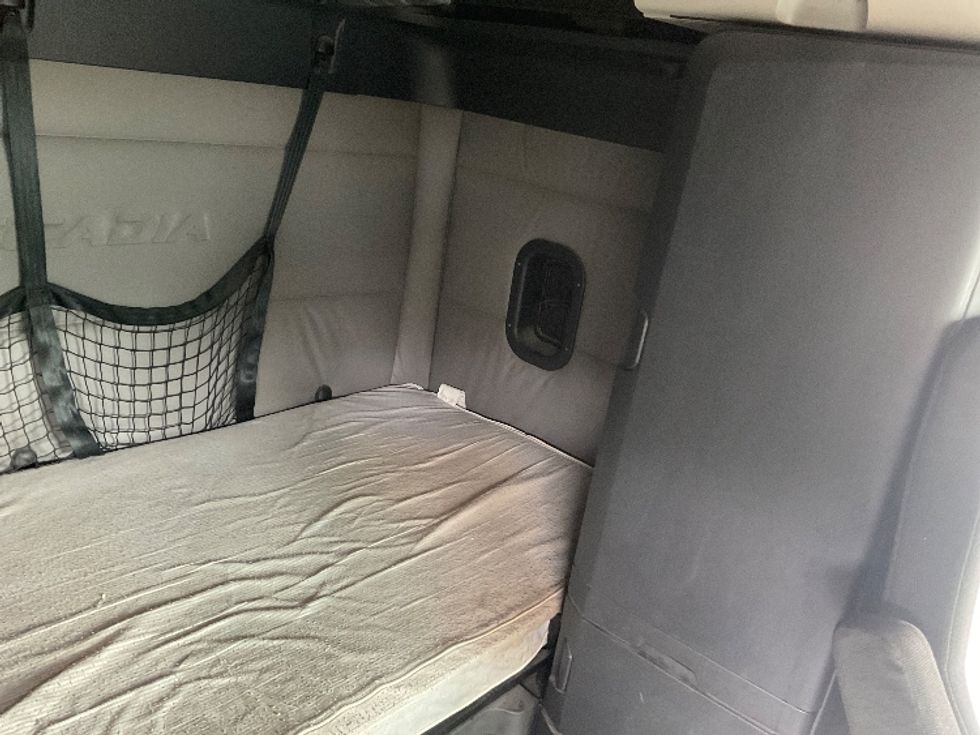 Sleeper Tractor-Heavy Duty Tractors-Freightliner-2019-T12664ST-Akron-OH-596,825\n\t\tmiles-$ 55,250 - Image 16