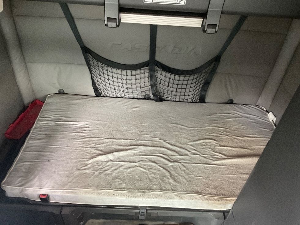 Sleeper Tractor-Heavy Duty Tractors-Freightliner-2019-T12664ST-Akron-OH-596,825\n\t\tmiles-$ 55,250 - Image 17