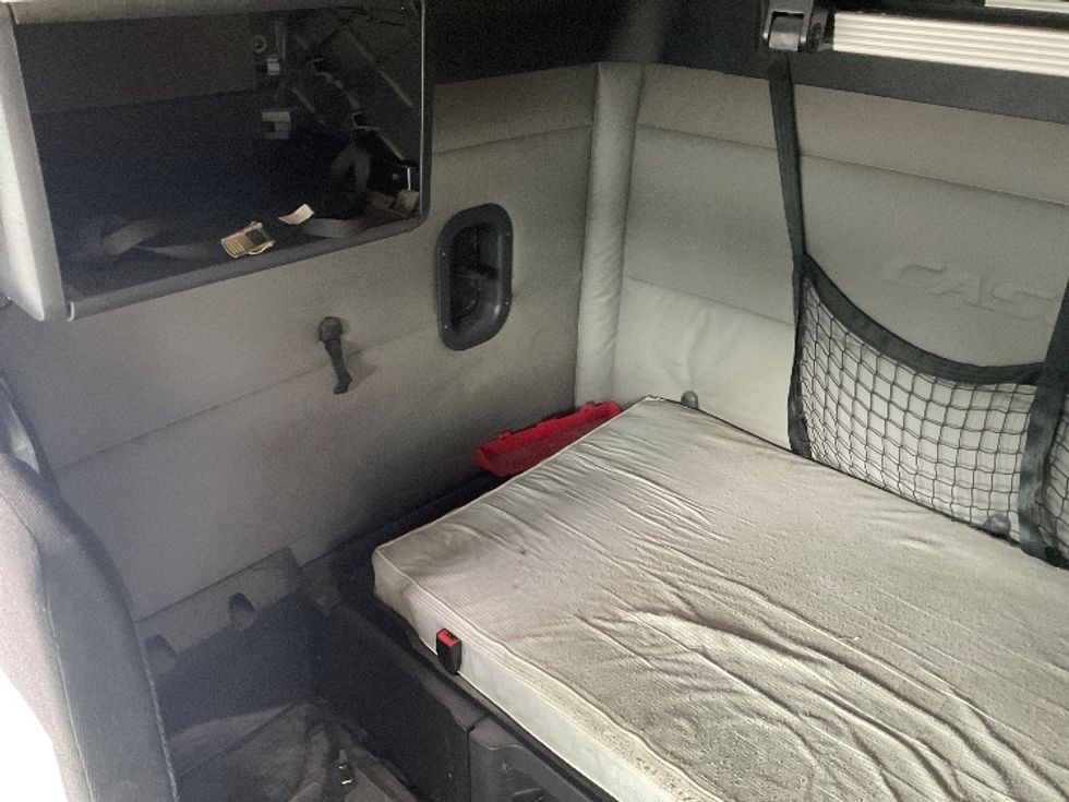 Sleeper Tractor-Heavy Duty Tractors-Freightliner-2019-T12664ST-Akron-OH-596,825\n\t\tmiles-$ 55,250 - Image 18