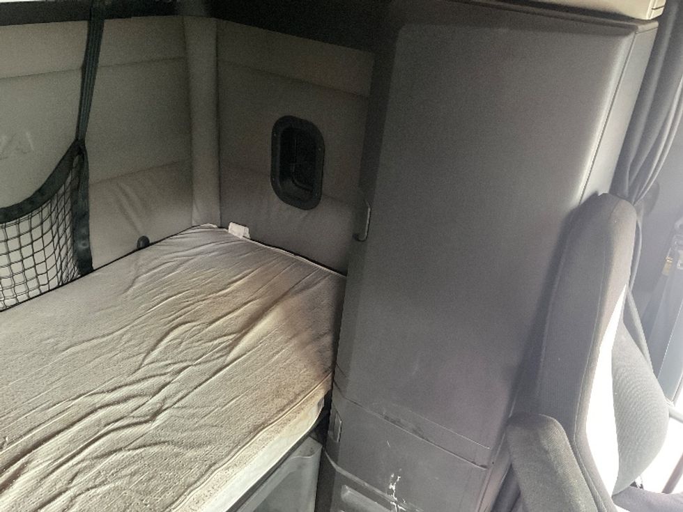 Sleeper Tractor-Heavy Duty Tractors-Freightliner-2019-T12664ST-Akron-OH-596,825\n\t\tmiles-$ 55,250 - Image 19