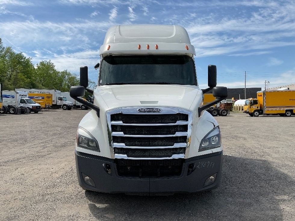 Sleeper Tractor-Heavy Duty Tractors-Freightliner-2019-T12664ST-Akron-OH-596,825\n\t\tmiles-$ 55,250 - Image 2