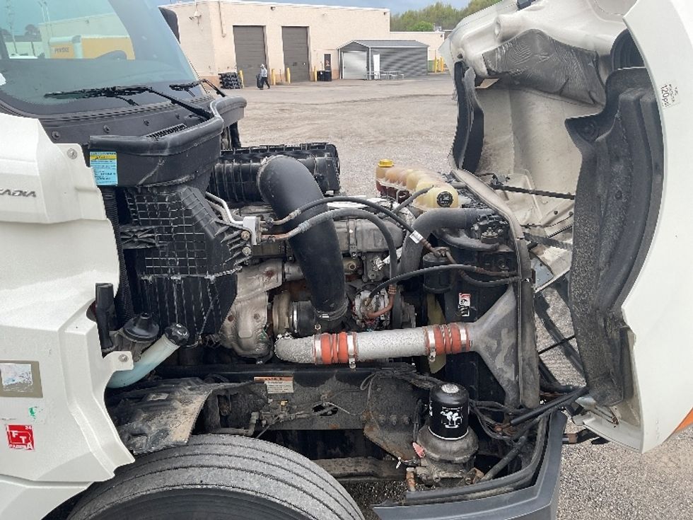 Sleeper Tractor-Heavy Duty Tractors-Freightliner-2019-T12664ST-Akron-OH-596,825\n\t\tmiles-$ 55,250 - Image 20