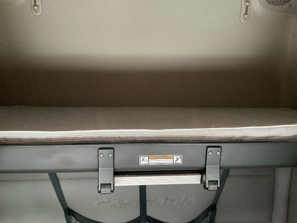 Sleeper Tractor-Heavy Duty Tractors-Freightliner-2019-T12664ST-Akron-OH-596,825\n\t\tmiles-$ 55,250 - Image 22