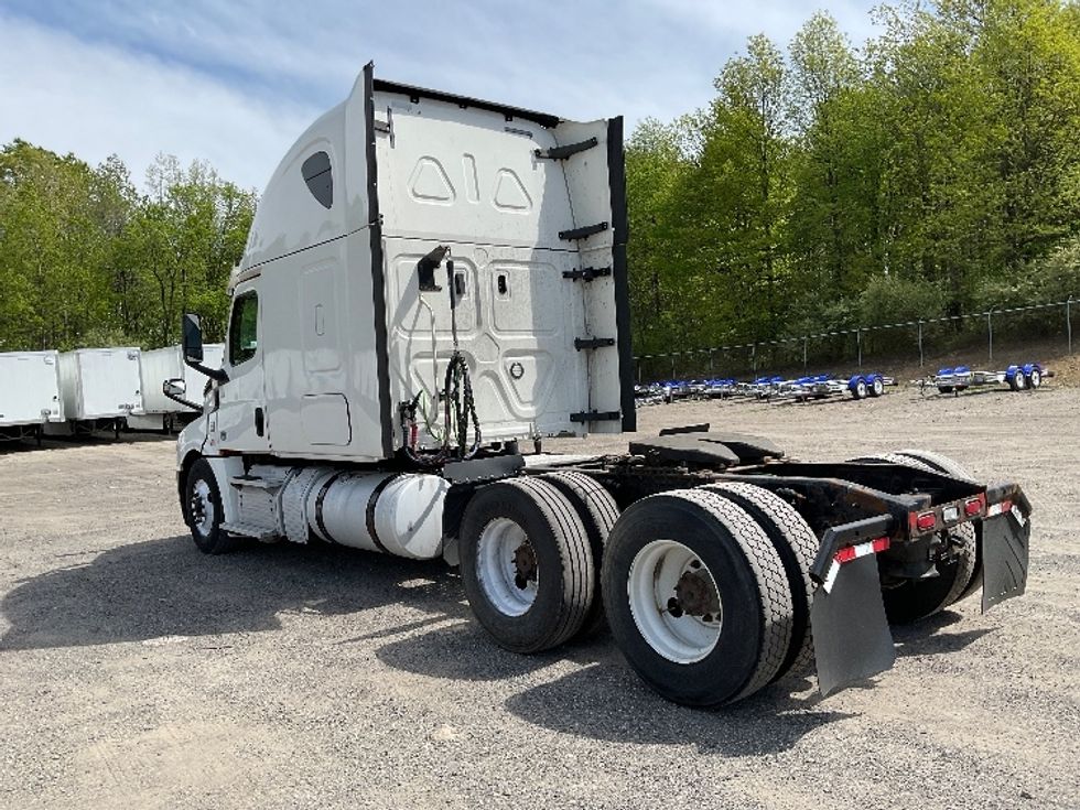 Sleeper Tractor-Heavy Duty Tractors-Freightliner-2019-T12664ST-Akron-OH-596,825\n\t\tmiles-$ 55,250 - Image 5