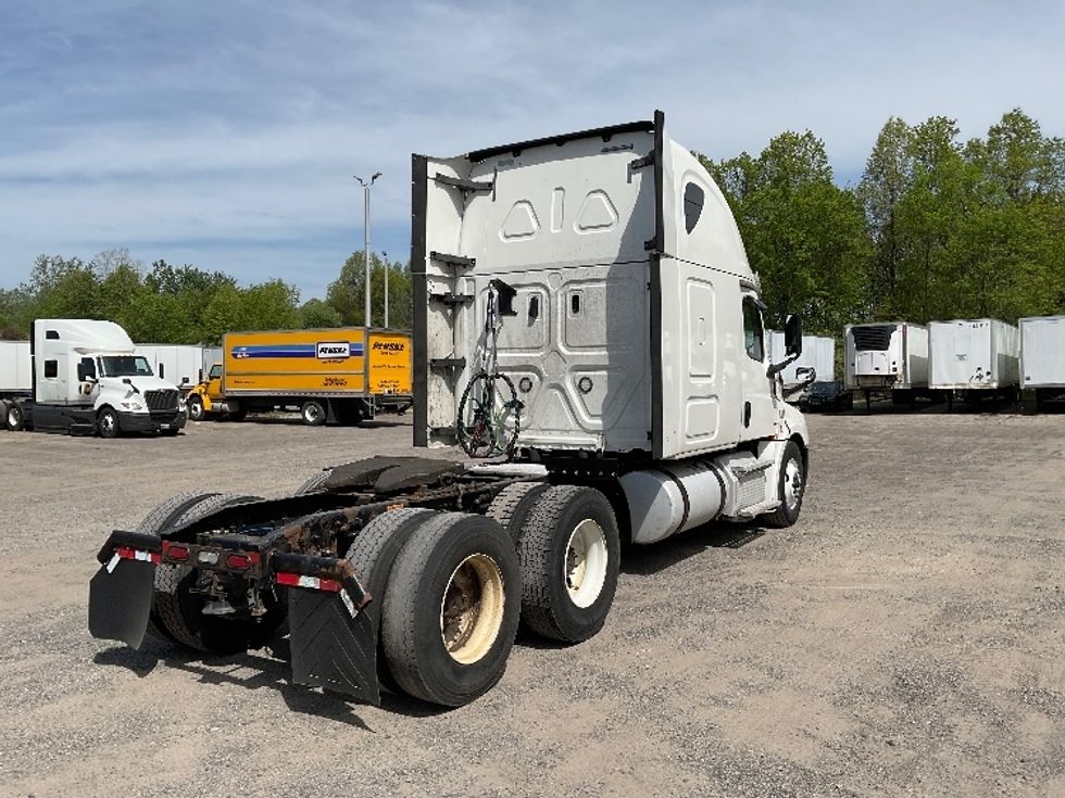 Sleeper Tractor-Heavy Duty Tractors-Freightliner-2019-T12664ST-Akron-OH-596,825\n\t\tmiles-$ 55,250 - Image 7