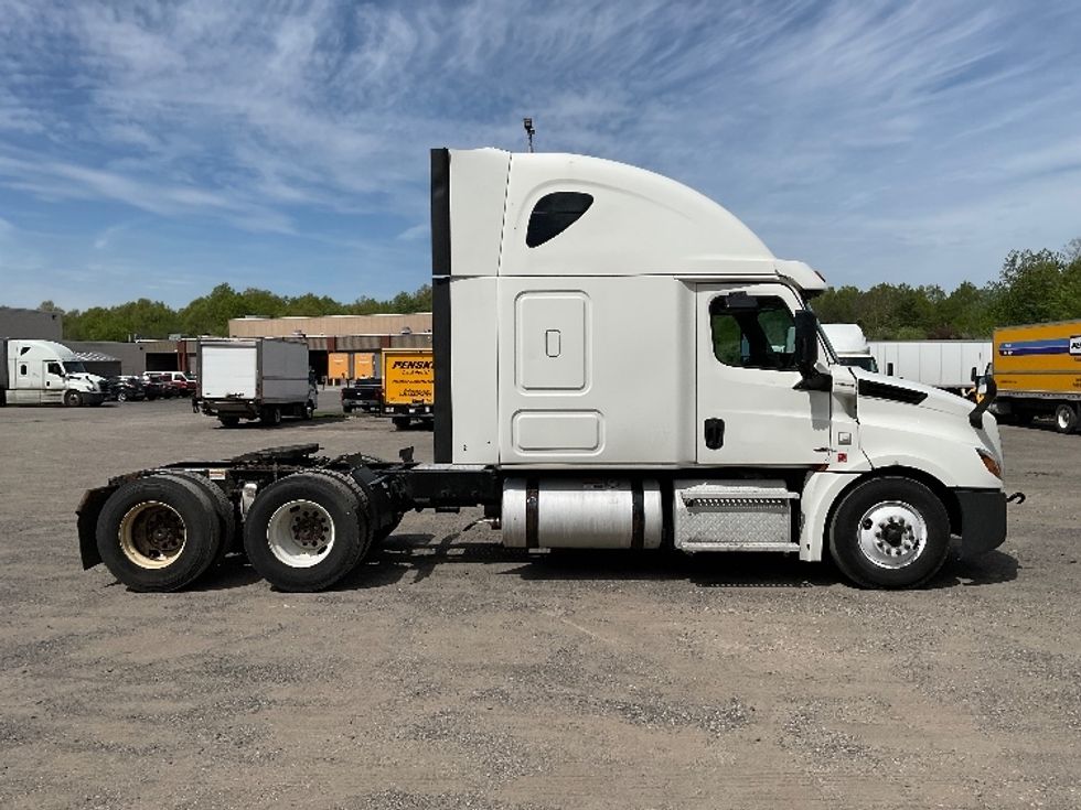 Sleeper Tractor-Heavy Duty Tractors-Freightliner-2019-T12664ST-Akron-OH-596,825\n\t\tmiles-$ 55,250 - Image 8