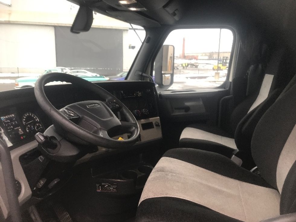 Sleeper Tractor-Heavy Duty Tractors-Freightliner-2019-T12664ST-Akron-OH-605,129\n\t\tmiles-$ 52,500 - Image 10