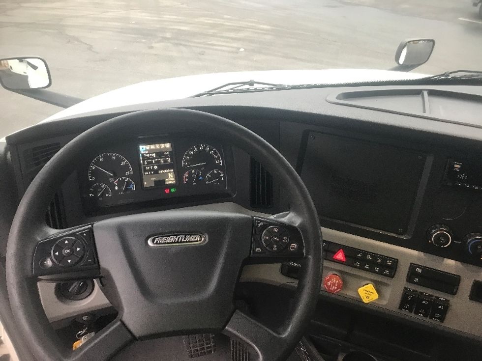Sleeper Tractor-Heavy Duty Tractors-Freightliner-2019-T12664ST-Akron-OH-605,129\n\t\tmiles-$ 52,500 - Image 11