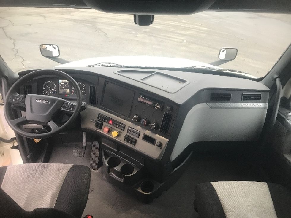 Sleeper Tractor-Heavy Duty Tractors-Freightliner-2019-T12664ST-Akron-OH-605,129\n\t\tmiles-$ 52,500 - Image 12