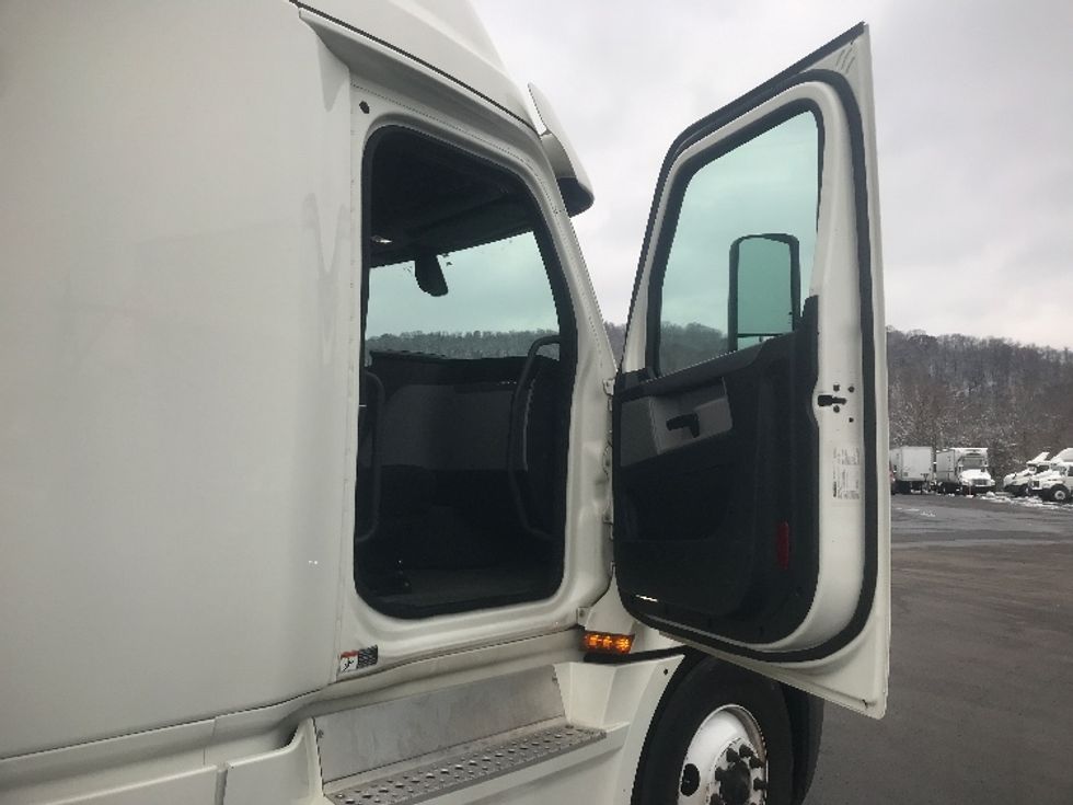 Sleeper Tractor-Heavy Duty Tractors-Freightliner-2019-T12664ST-Akron-OH-605,129\n\t\tmiles-$ 52,500 - Image 13