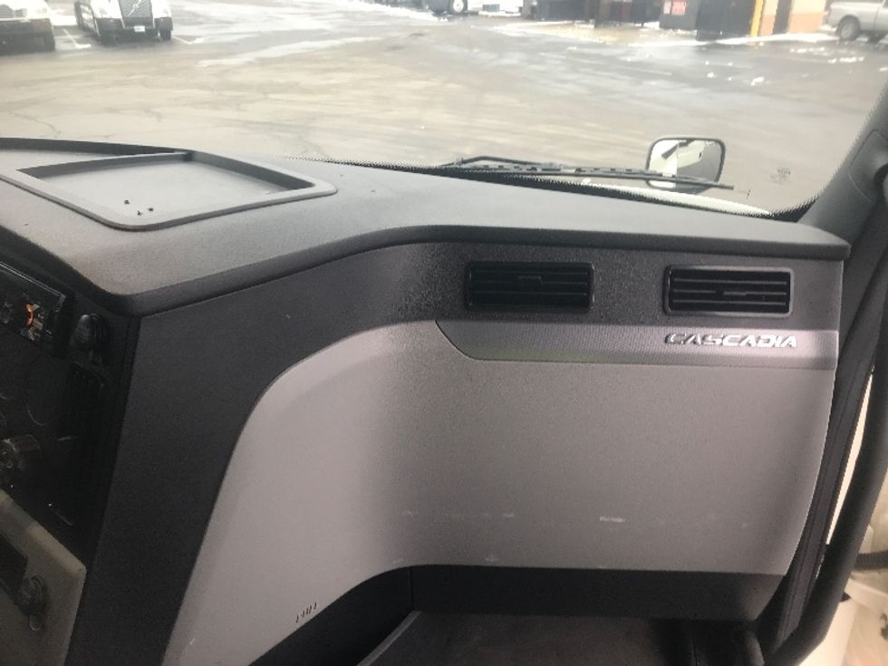 Sleeper Tractor-Heavy Duty Tractors-Freightliner-2019-T12664ST-Akron-OH-605,129\n\t\tmiles-$ 52,500 - Image 14