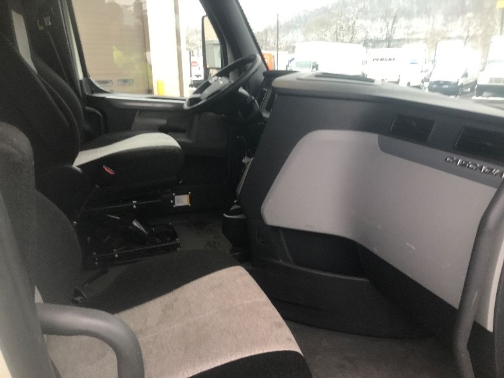 Sleeper Tractor-Heavy Duty Tractors-Freightliner-2019-T12664ST-Akron-OH-605,129\n\t\tmiles-$ 52,500 - Image 15