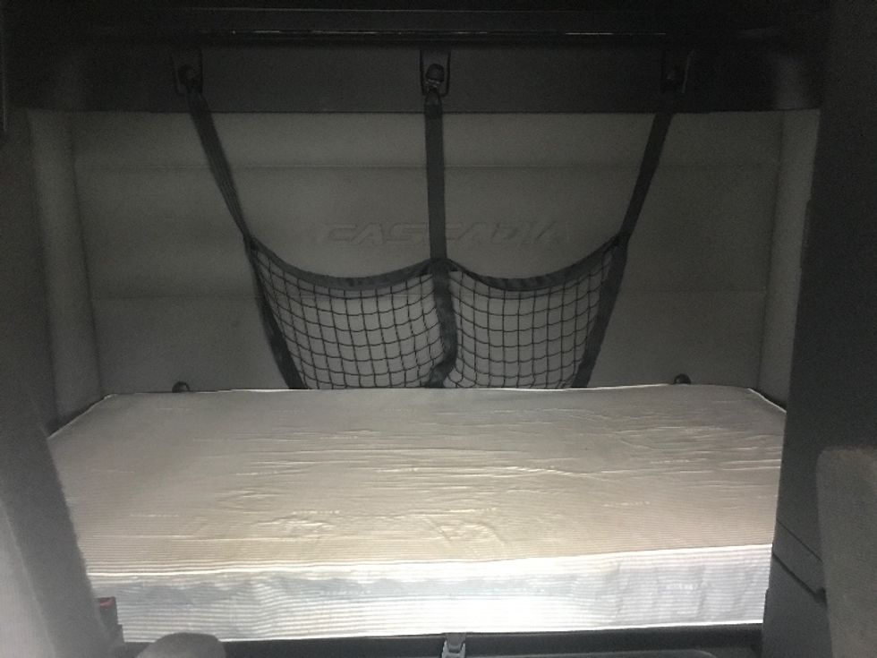 Sleeper Tractor-Heavy Duty Tractors-Freightliner-2019-T12664ST-Akron-OH-605,129\n\t\tmiles-$ 52,500 - Image 16