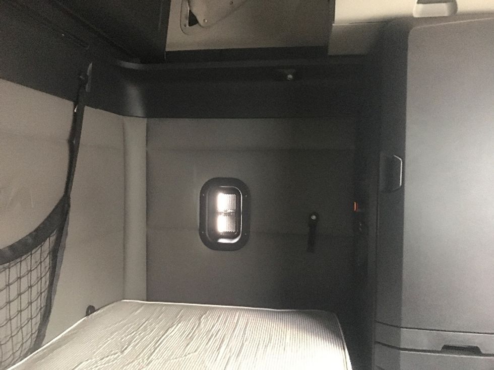 Sleeper Tractor-Heavy Duty Tractors-Freightliner-2019-T12664ST-Akron-OH-605,129\n\t\tmiles-$ 52,500 - Image 18