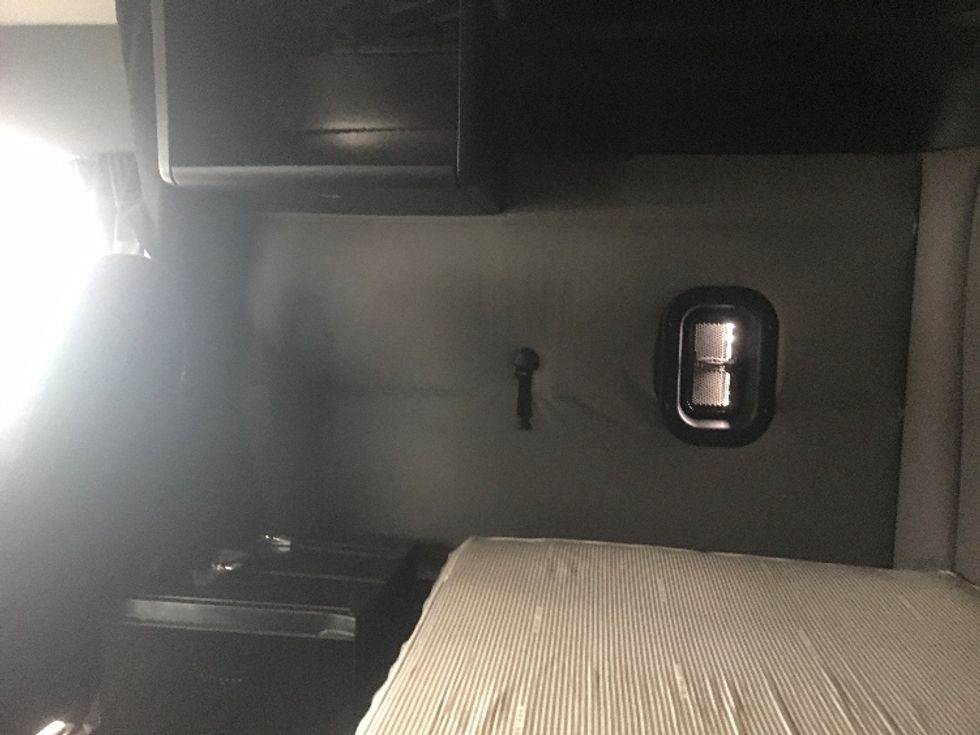 Sleeper Tractor-Heavy Duty Tractors-Freightliner-2019-T12664ST-Akron-OH-605,129\n\t\tmiles-$ 52,500 - Image 19