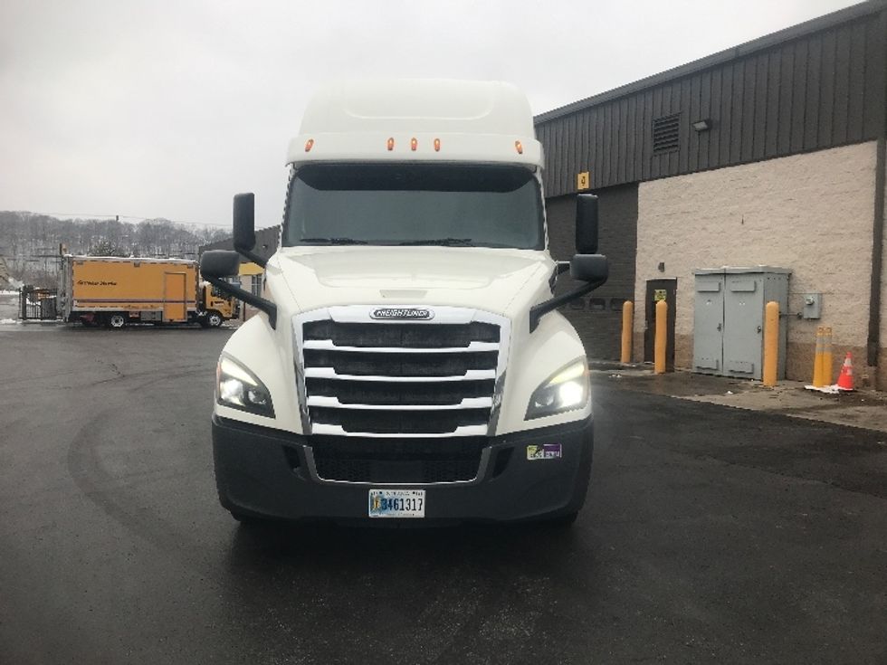Sleeper Tractor-Heavy Duty Tractors-Freightliner-2019-T12664ST-Akron-OH-605,129\n\t\tmiles-$ 52,500 - Image 2
