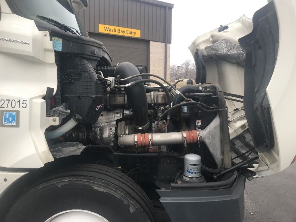 Sleeper Tractor-Heavy Duty Tractors-Freightliner-2019-T12664ST-Akron-OH-605,129\n\t\tmiles-$ 52,500 - Image 20