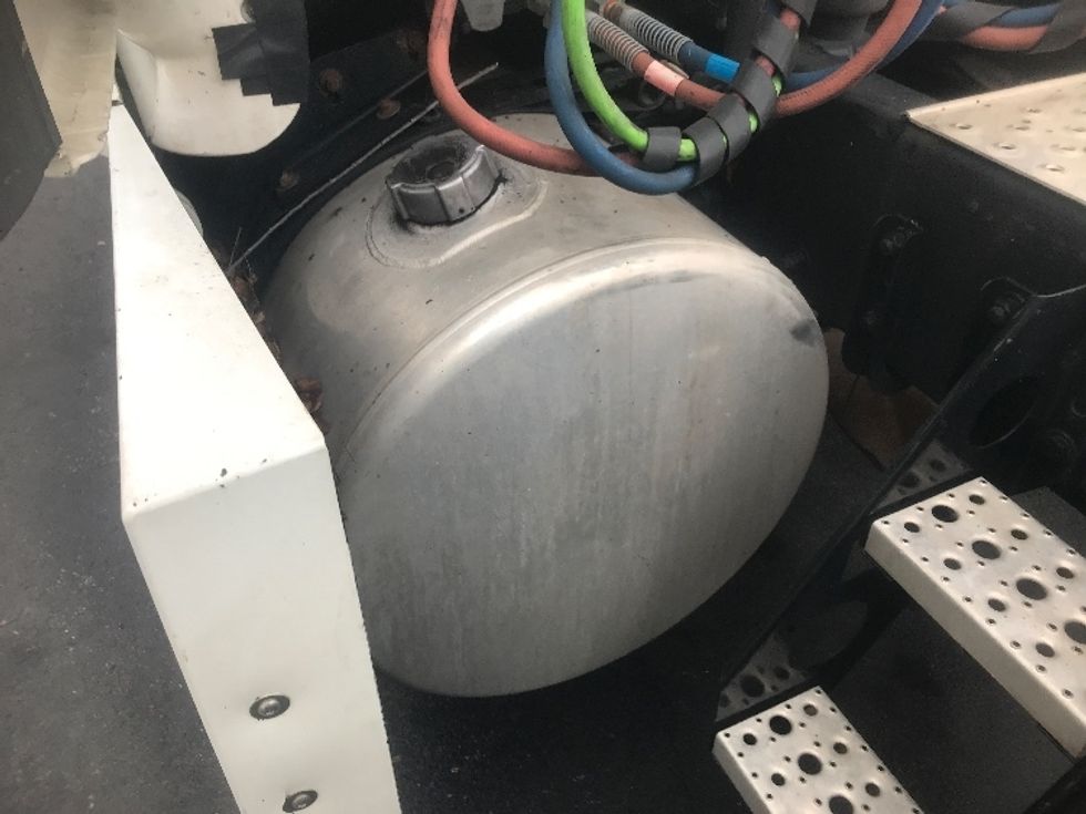 Sleeper Tractor-Heavy Duty Tractors-Freightliner-2019-T12664ST-Akron-OH-605,129\n\t\tmiles-$ 52,500 - Image 25