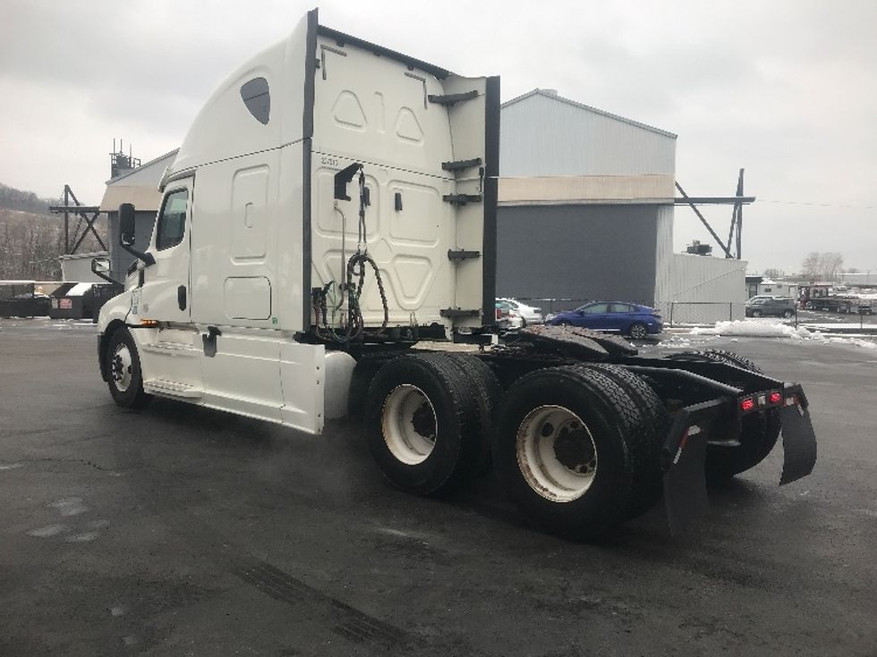 Sleeper Tractor-Heavy Duty Tractors-Freightliner-2019-T12664ST-Akron-OH-605,129\n\t\tmiles-$ 52,500 - Image 5