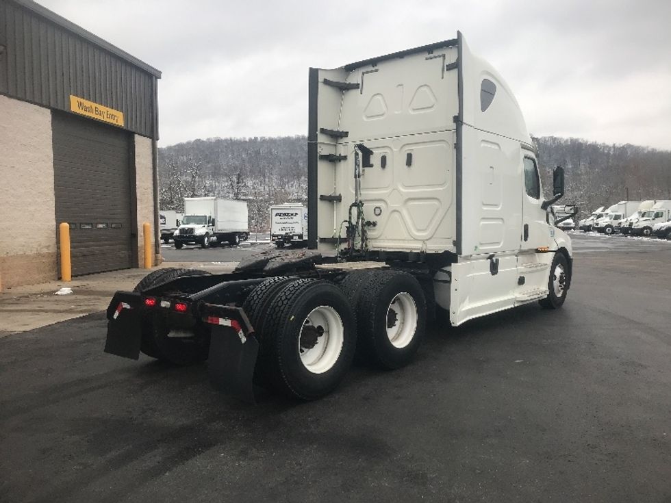 Sleeper Tractor-Heavy Duty Tractors-Freightliner-2019-T12664ST-Akron-OH-605,129\n\t\tmiles-$ 52,500 - Image 7