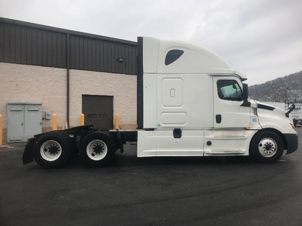 Sleeper Tractor-Heavy Duty Tractors-Freightliner-2019-T12664ST-Akron-OH-605,129\n\t\tmiles-$ 52,500 - Image 8