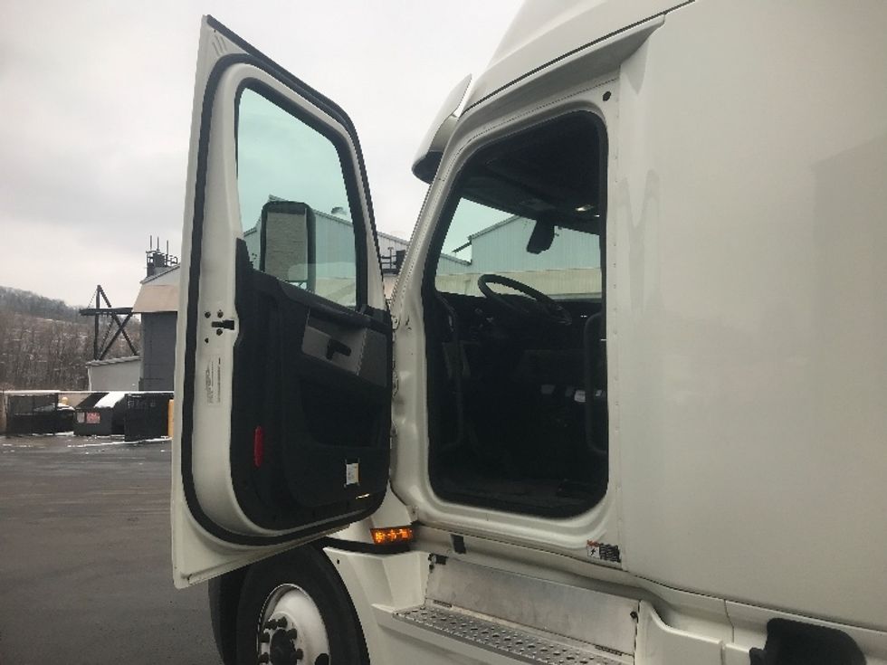 Sleeper Tractor-Heavy Duty Tractors-Freightliner-2019-T12664ST-Akron-OH-605,129\n\t\tmiles-$ 52,500 - Image 9