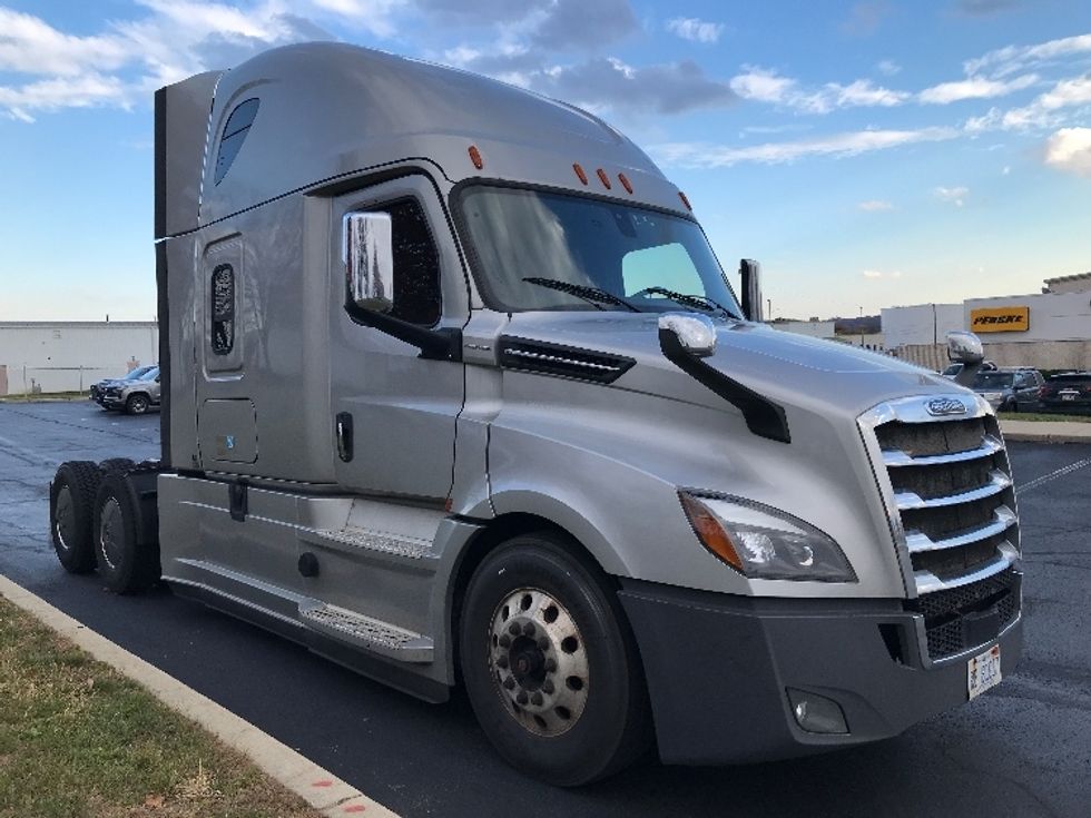 Sleeper Tractor-Heavy Duty Tractors-Freightliner-2019-T12664ST-Allentown-PA-432,141\n\t\tmiles-$ 76,500 - Image 1