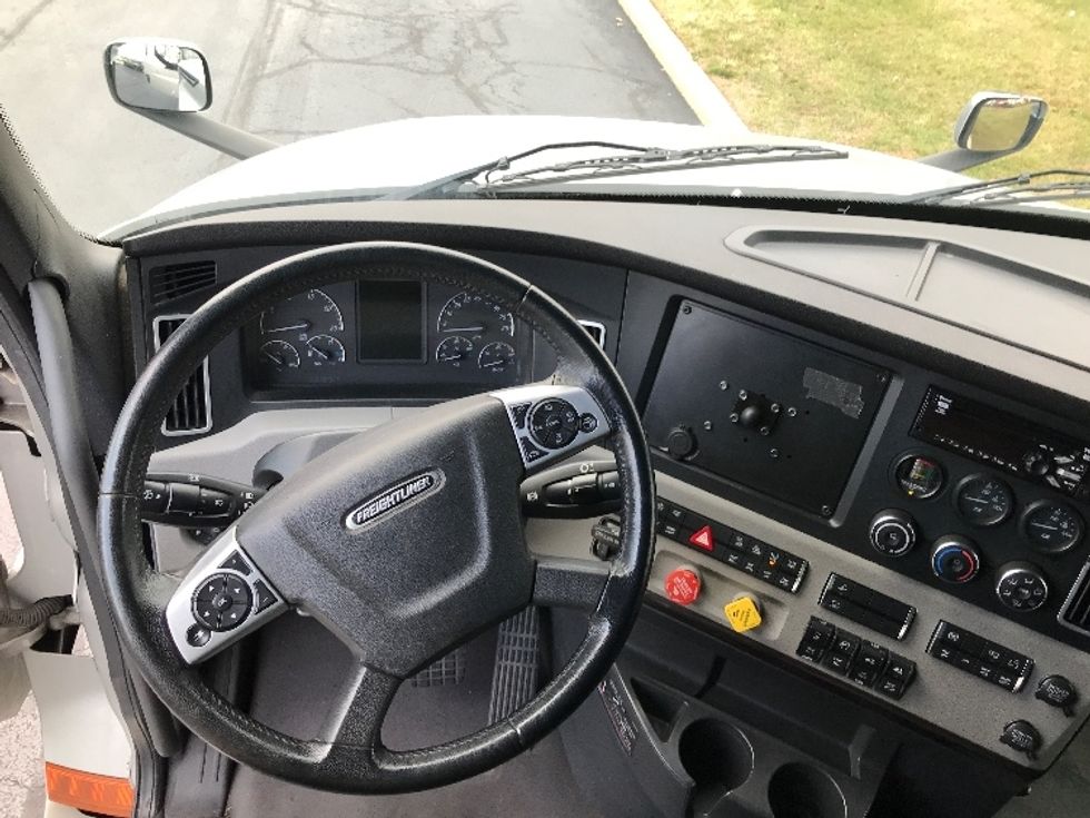Sleeper Tractor-Heavy Duty Tractors-Freightliner-2019-T12664ST-Allentown-PA-432,141\n\t\tmiles-$ 76,500 - Image 11