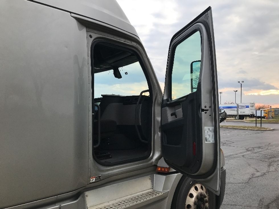 Sleeper Tractor-Heavy Duty Tractors-Freightliner-2019-T12664ST-Allentown-PA-432,141\n\t\tmiles-$ 76,500 - Image 13