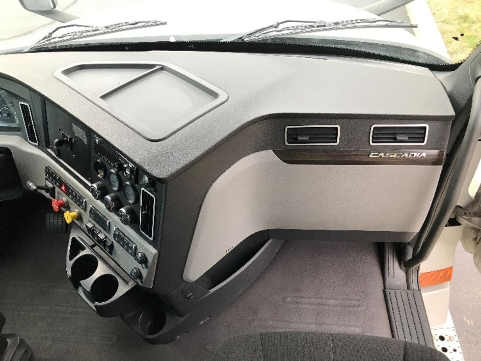 Sleeper Tractor-Heavy Duty Tractors-Freightliner-2019-T12664ST-Allentown-PA-432,141\n\t\tmiles-$ 76,500 - Image 14