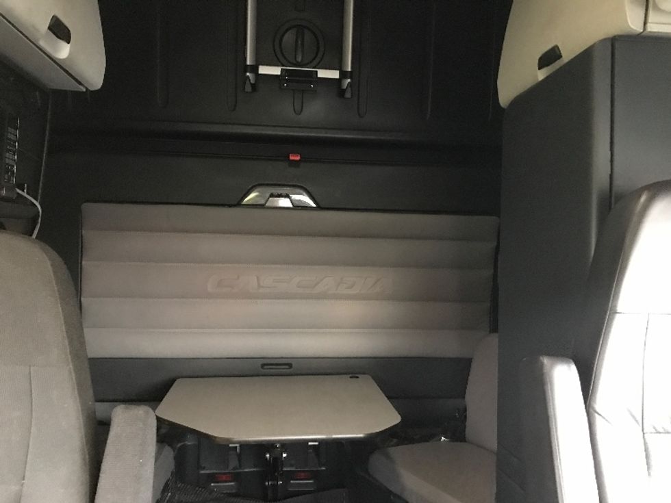 Sleeper Tractor-Heavy Duty Tractors-Freightliner-2019-T12664ST-Allentown-PA-432,141\n\t\tmiles-$ 76,500 - Image 16