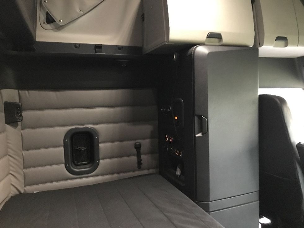 Sleeper Tractor-Heavy Duty Tractors-Freightliner-2019-T12664ST-Allentown-PA-432,141\n\t\tmiles-$ 76,500 - Image 18