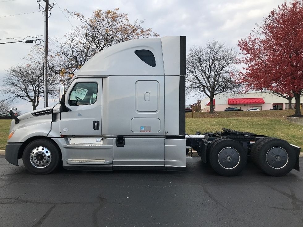 Sleeper Tractor-Heavy Duty Tractors-Freightliner-2019-T12664ST-Allentown-PA-432,141\n\t\tmiles-$ 76,500 - Image 4