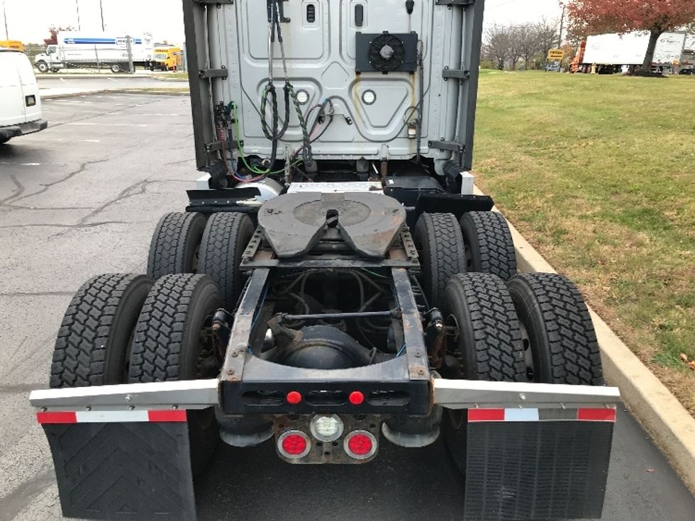 Sleeper Tractor-Heavy Duty Tractors-Freightliner-2019-T12664ST-Allentown-PA-432,141\n\t\tmiles-$ 76,500 - Image 6