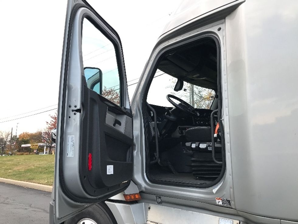 Sleeper Tractor-Heavy Duty Tractors-Freightliner-2019-T12664ST-Allentown-PA-432,141\n\t\tmiles-$ 76,500 - Image 9