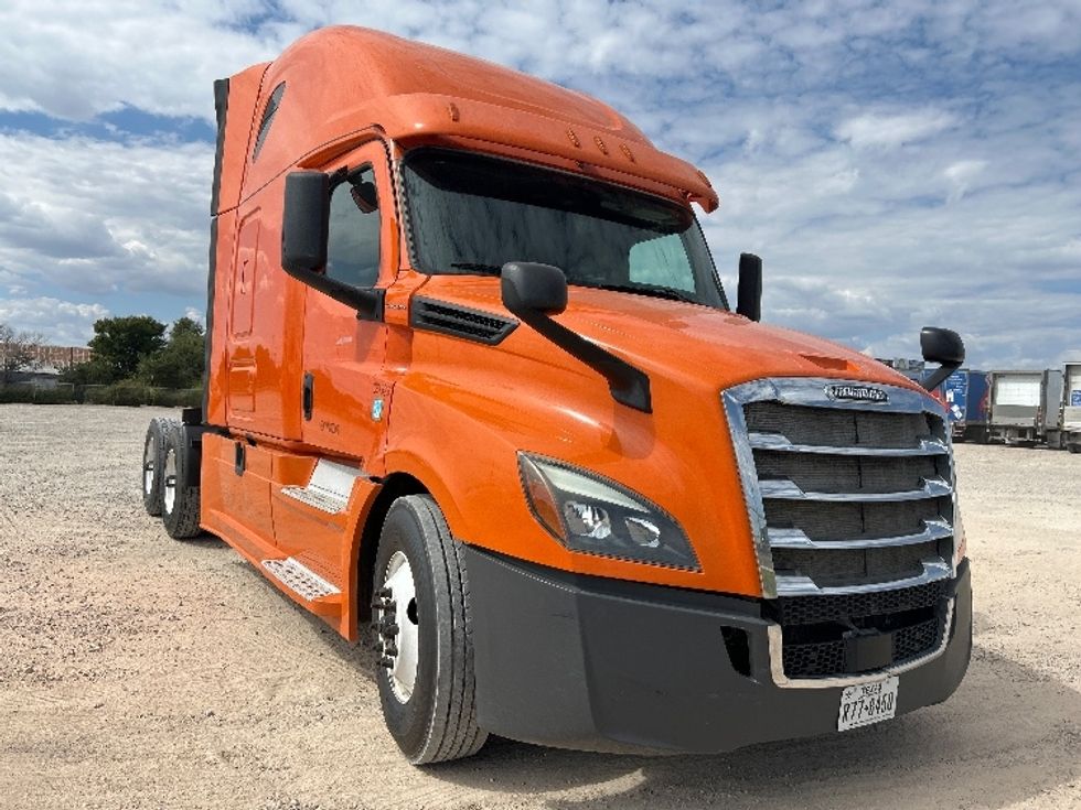 Sleeper Tractor-Heavy Duty Tractors-Freightliner-2019-T12664ST-Amarillo-TX-707,955\n\t\tmiles-$ 44,250 - Image 1