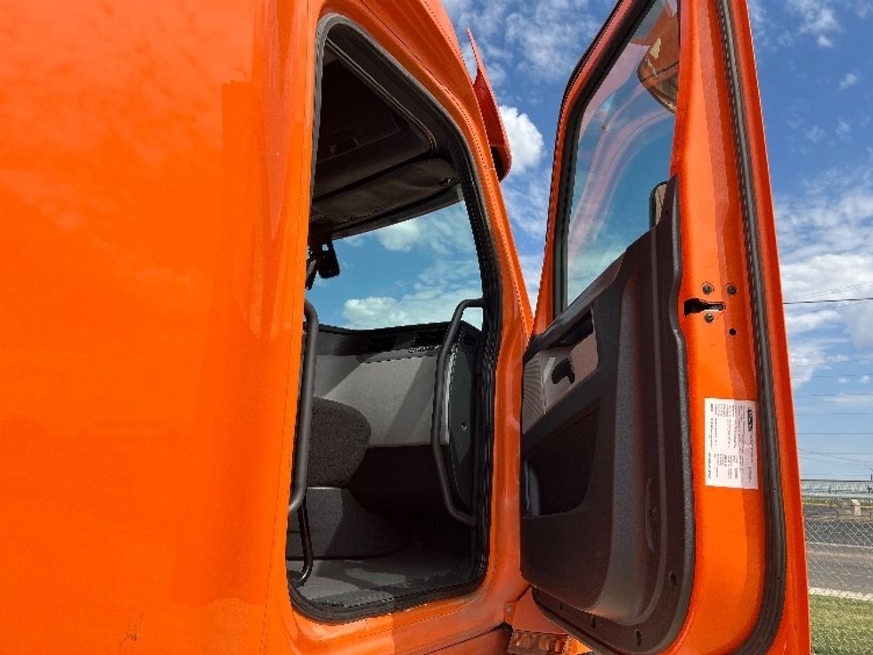Sleeper Tractor-Heavy Duty Tractors-Freightliner-2019-T12664ST-Amarillo-TX-707,955\n\t\tmiles-$ 44,250 - Image 13