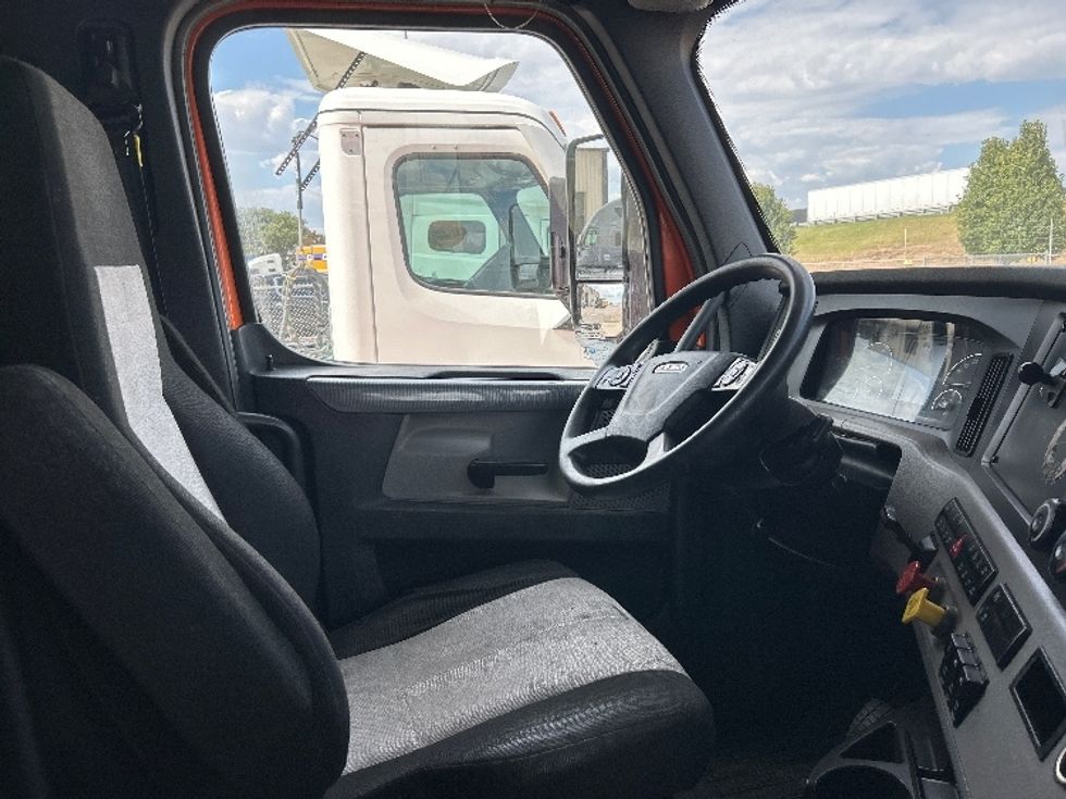 Sleeper Tractor-Heavy Duty Tractors-Freightliner-2019-T12664ST-Amarillo-TX-707,955\n\t\tmiles-$ 44,250 - Image 15