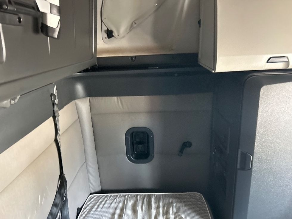 Sleeper Tractor-Heavy Duty Tractors-Freightliner-2019-T12664ST-Amarillo-TX-707,955\n\t\tmiles-$ 44,250 - Image 18