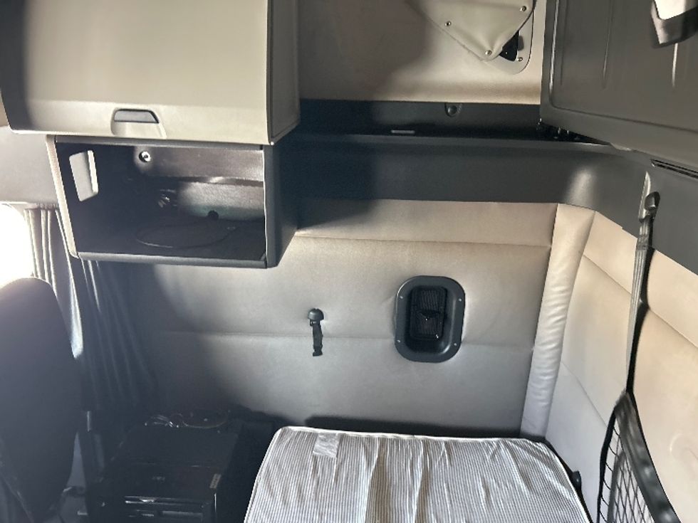 Sleeper Tractor-Heavy Duty Tractors-Freightliner-2019-T12664ST-Amarillo-TX-707,955\n\t\tmiles-$ 44,250 - Image 19