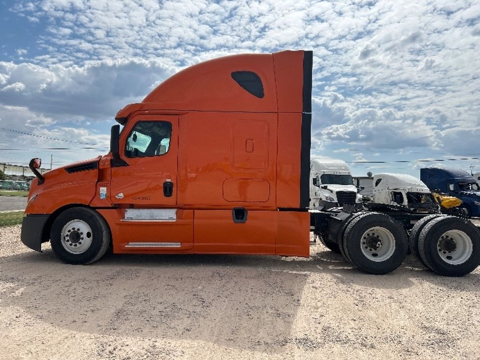 Sleeper Tractor-Heavy Duty Tractors-Freightliner-2019-T12664ST-Amarillo-TX-707,955\n\t\tmiles-$ 44,250 - Image 4
