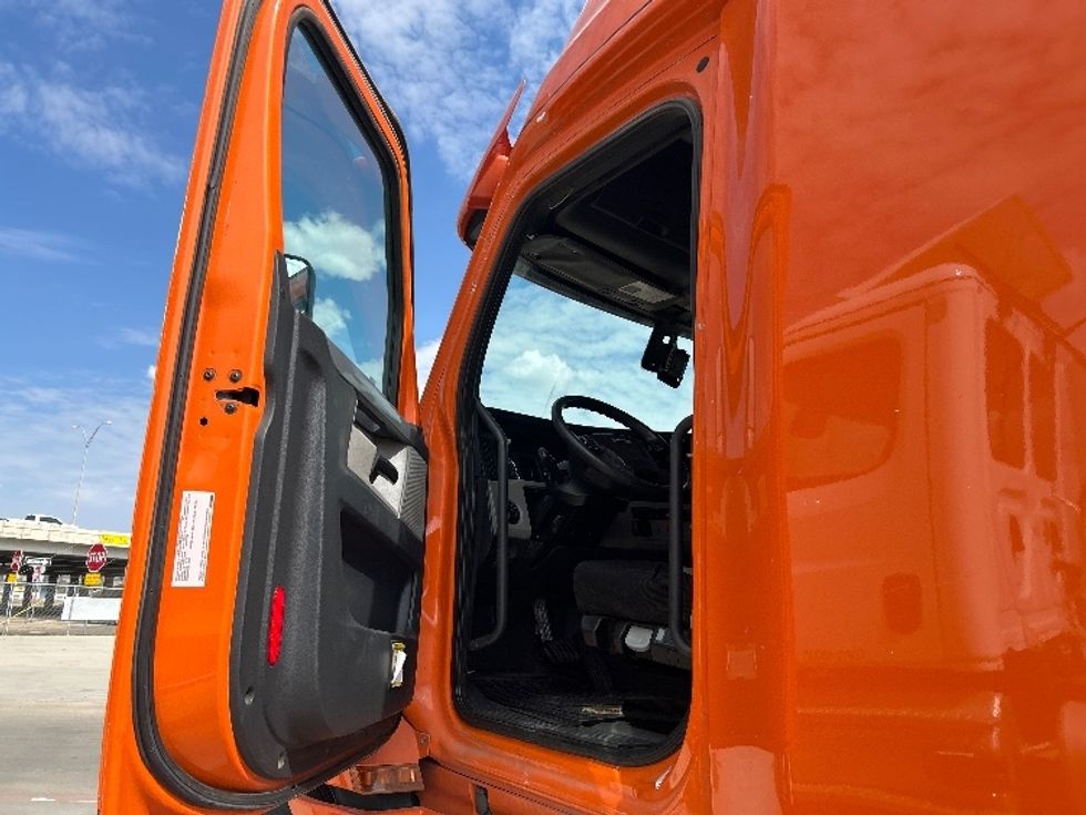 Sleeper Tractor-Heavy Duty Tractors-Freightliner-2019-T12664ST-Amarillo-TX-707,955\n\t\tmiles-$ 44,250 - Image 9