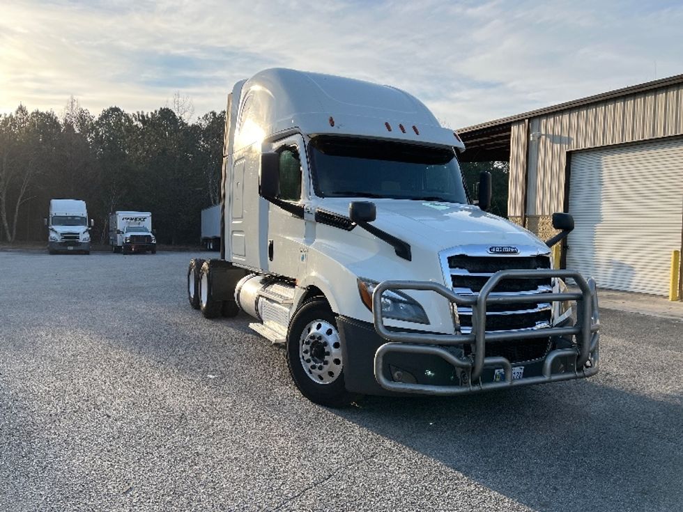 Sleeper Tractor-Heavy Duty Tractors-Freightliner-2019-T12664ST-Atlanta-GA-633,302\n\t\tmiles-$ 44,000 - Image 1