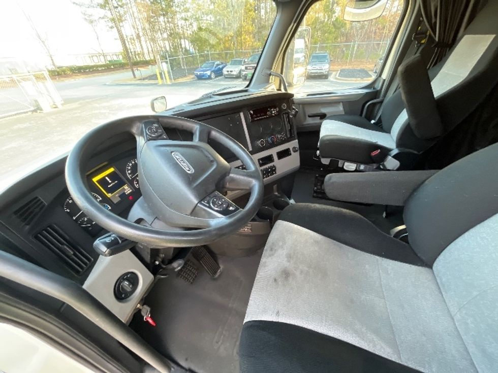 Sleeper Tractor-Heavy Duty Tractors-Freightliner-2019-T12664ST-Atlanta-GA-633,302\n\t\tmiles-$ 44,000 - Image 10