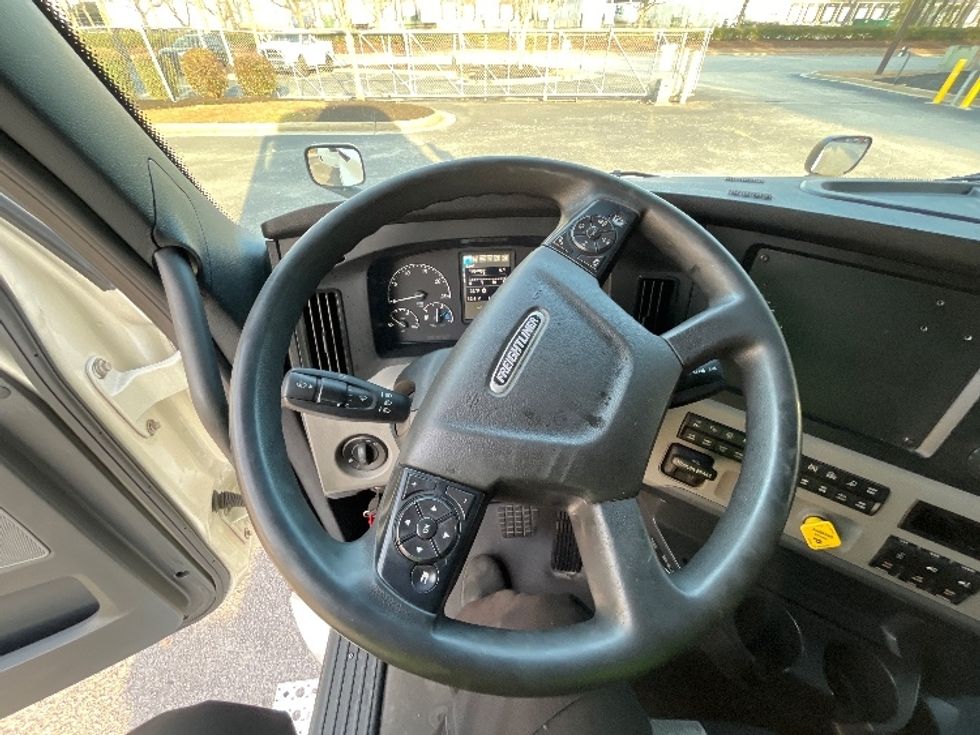 Sleeper Tractor-Heavy Duty Tractors-Freightliner-2019-T12664ST-Atlanta-GA-633,302\n\t\tmiles-$ 44,000 - Image 11